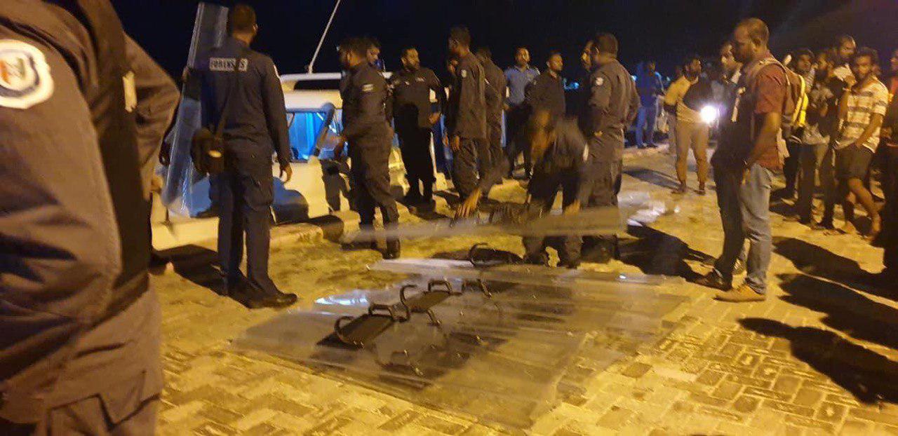 ބޮޑު ފިނޮޅުގައި 15 ދިވެހިން ރަހީނުކޮށް ބިދޭސީން ފުލުހުންނާއި ކުރިމަތިލާ ހަމަލާ ދެނީ