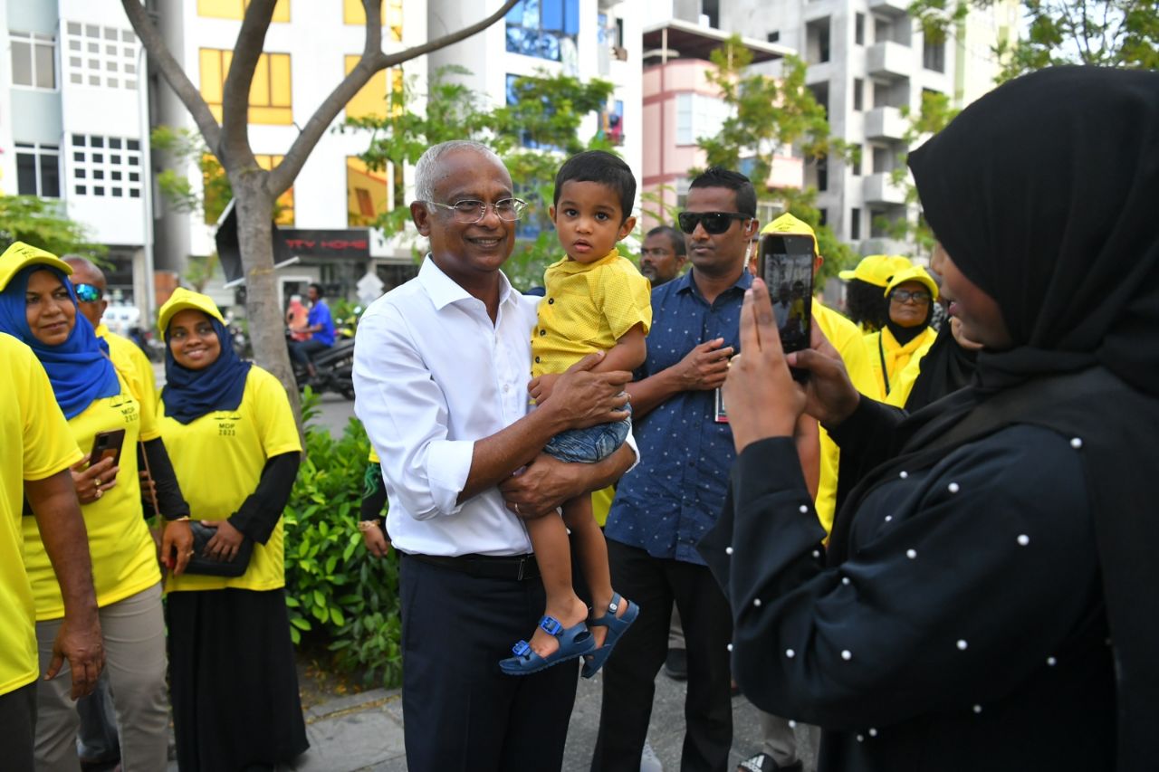 ކެމްޕޭންގައި ރައީސް ޞާލިޙް ހުޅުމާލޭގެ ގޭގެއަށް