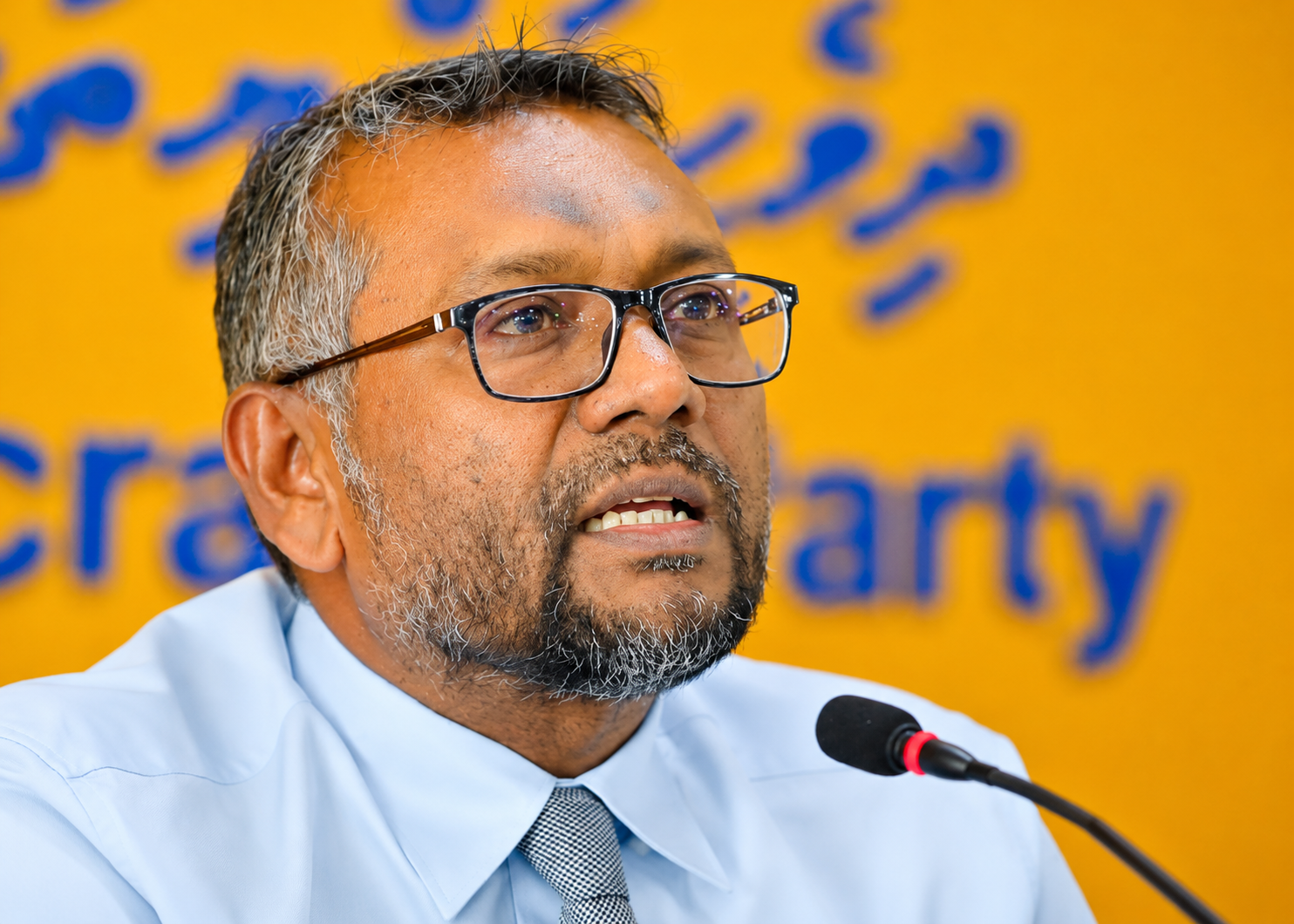 މަޖިލިސް މެންބަރުން ތިއްބެވީ ރައީސް މުއިއްޒުގެ މުށުތެރޭގައި، ސަރުކާރަށް ފާޑުކިޔާނެ ހިތްވަރެއް ނެތް: ފައްޔާޒް