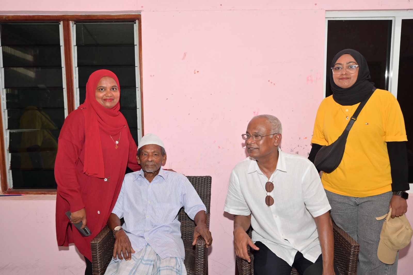 ރައީސް ޞާލިޙާއި އެމްޑީޕީގެ ލީޑަރޝިޕުން ހުޅުދޫ ދާއިރާގެ ދޮރުން ދޮރަށް ހަރަކާތް ފަށްޓަވައިފި