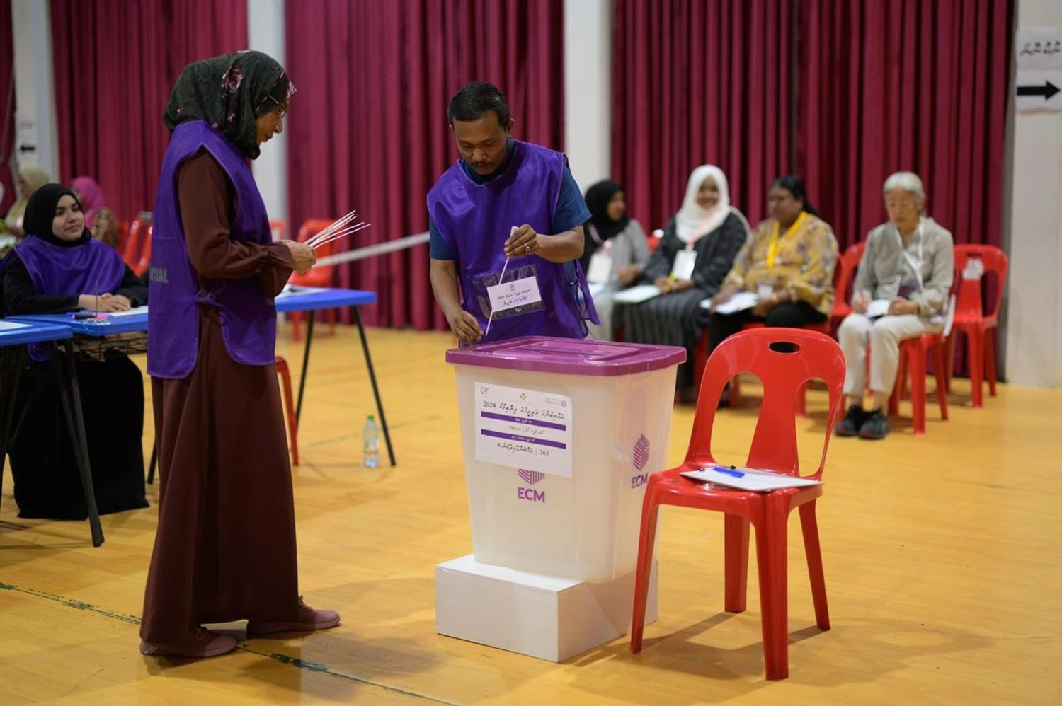 މީހަކަށް ތިން ވޯޓު ކަރުދާސް، ތިން ފޮއްޓަށް ވޯޓު ލާން ޖެހޭނެ، ވޯޓްލުމުގައި ސަމާލުވާންވީ ކަންކަން އީސީން ހާމަކޮށްފި