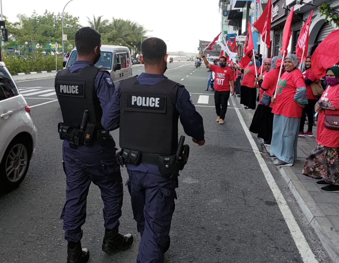 ޓީޝާޓްގައި އިންޑިއާ އައުޓް ލިޔުމާއި ގުޅޭގޮތުން އެއްވެސް އެއްޗެއް ނާންގަން: ފުލުހުން