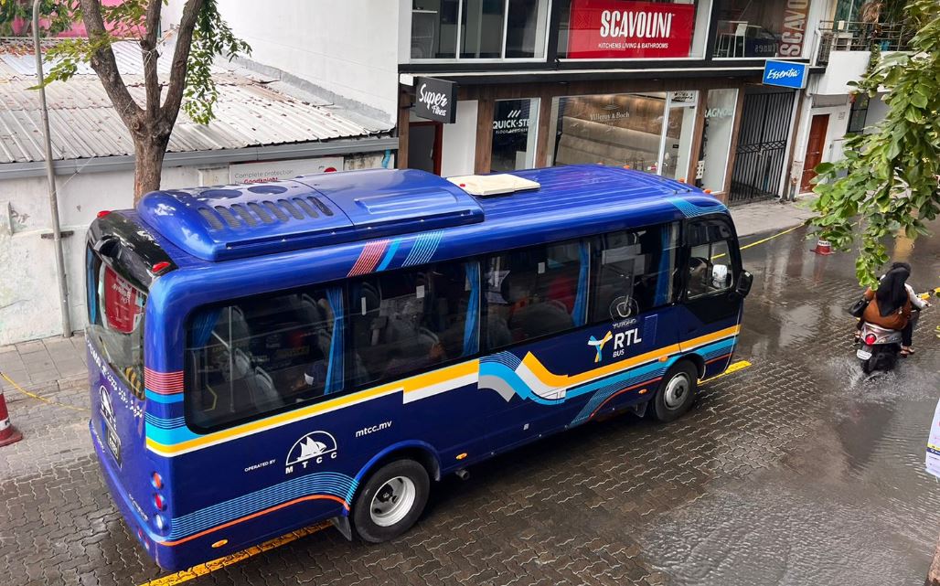 ފުރަތަމަ ދުވަހުވެސް 2000 އަށްވުރެ ގިނަ މީހުން މިނީ ބަހުގައި ދަތުރުކޮށްފި