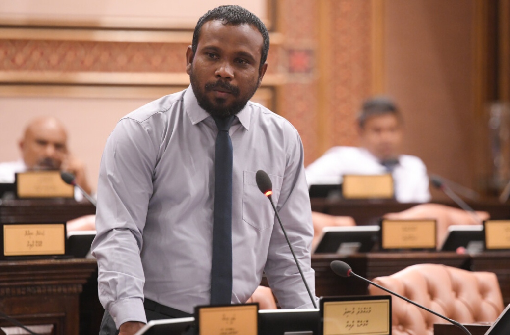 ރައީސަކީ އޮރިޖިނަލް ބޭފުޅެއް؛ މިނިސްޓަރުންނަށް ތިބީ ކޮލިޓީ ބައެއް: ރާޑޯ