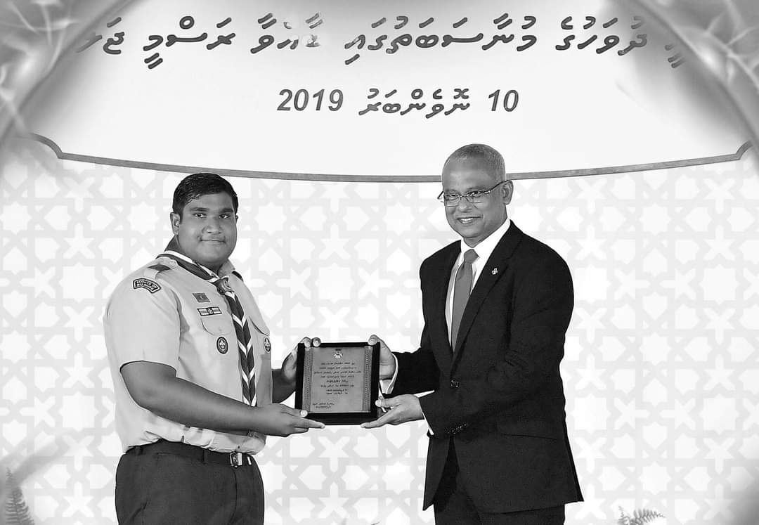 މޫދަށްއެރި އުޅެނިކޮށް ނިޔާވީ ގެނބެނިކޮށް ކުއްޖެއްގެ ފުރާނަ ސަލާމަތްކޮށްދިން ކުރީގެ ސްކައުޓެއް!