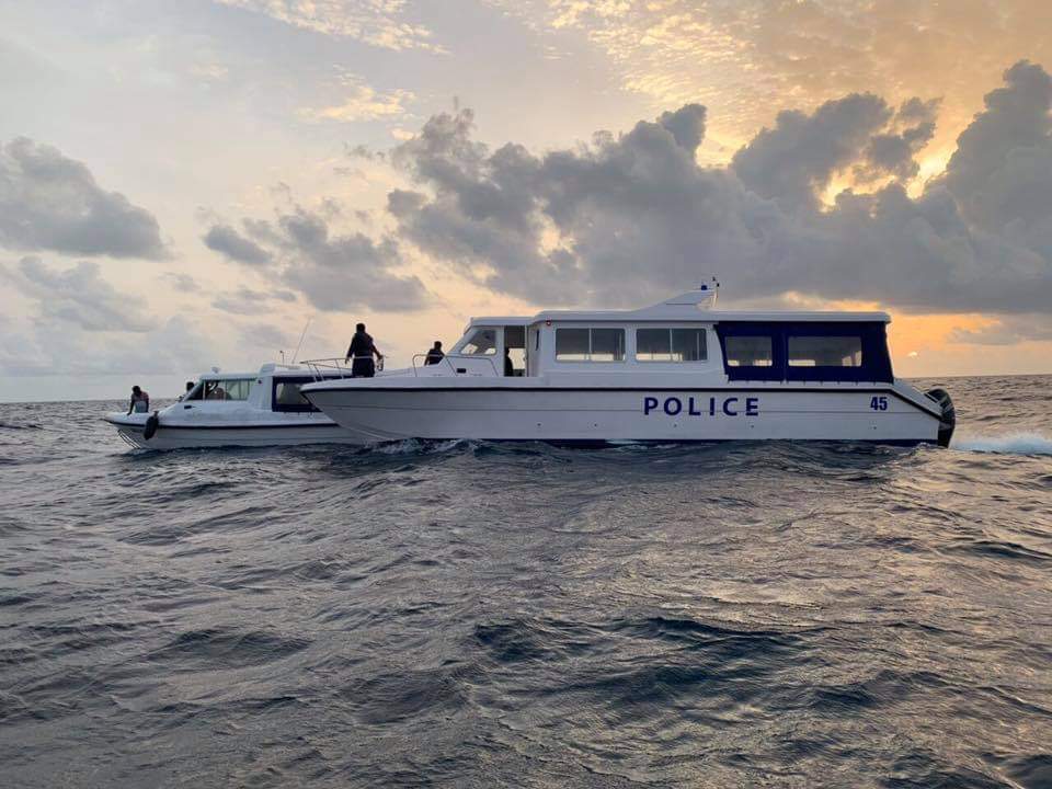 8 މީހުންނާއެކު ދަތުރުކުރި ދޯންޏެއް އަލިހުރަސް ކަނޑަށް އަޑިއަށް ހިނގައްޖެ