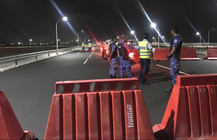 ބްރިޖު ހައިވޭގައި ފުލުހެއްގެ ގައިގައި ގަސްތުގައި ސައިކަލުން ޖެއްސި މައްސަލަ ހަރުކަށި އިބާރާތުން ކުށްވެރިކޮށްފި