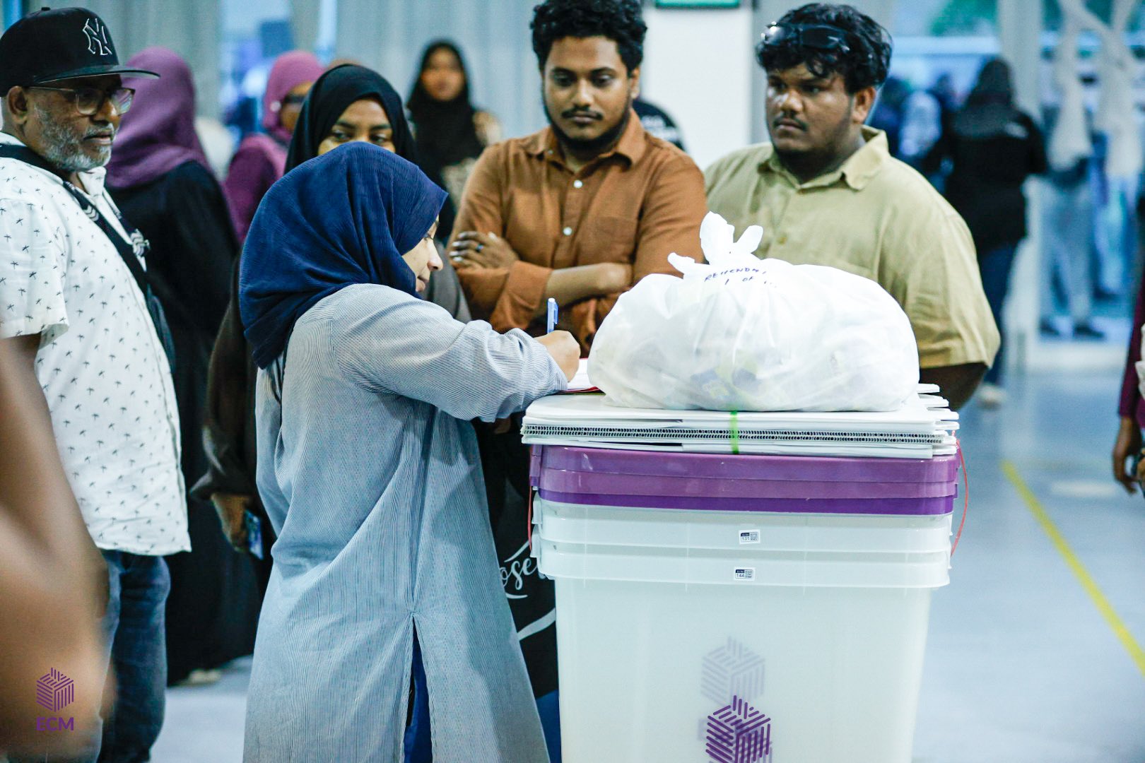 ވޯޓުގެ ސިއްރުކަން ގެއްލުވައިލަން އުޅޭކަމަށް ބުނެ އެމްޑީޕީން އިލެކްޝަންސް ކޮމިޝަނަށް ފާޑުކިޔައިފި