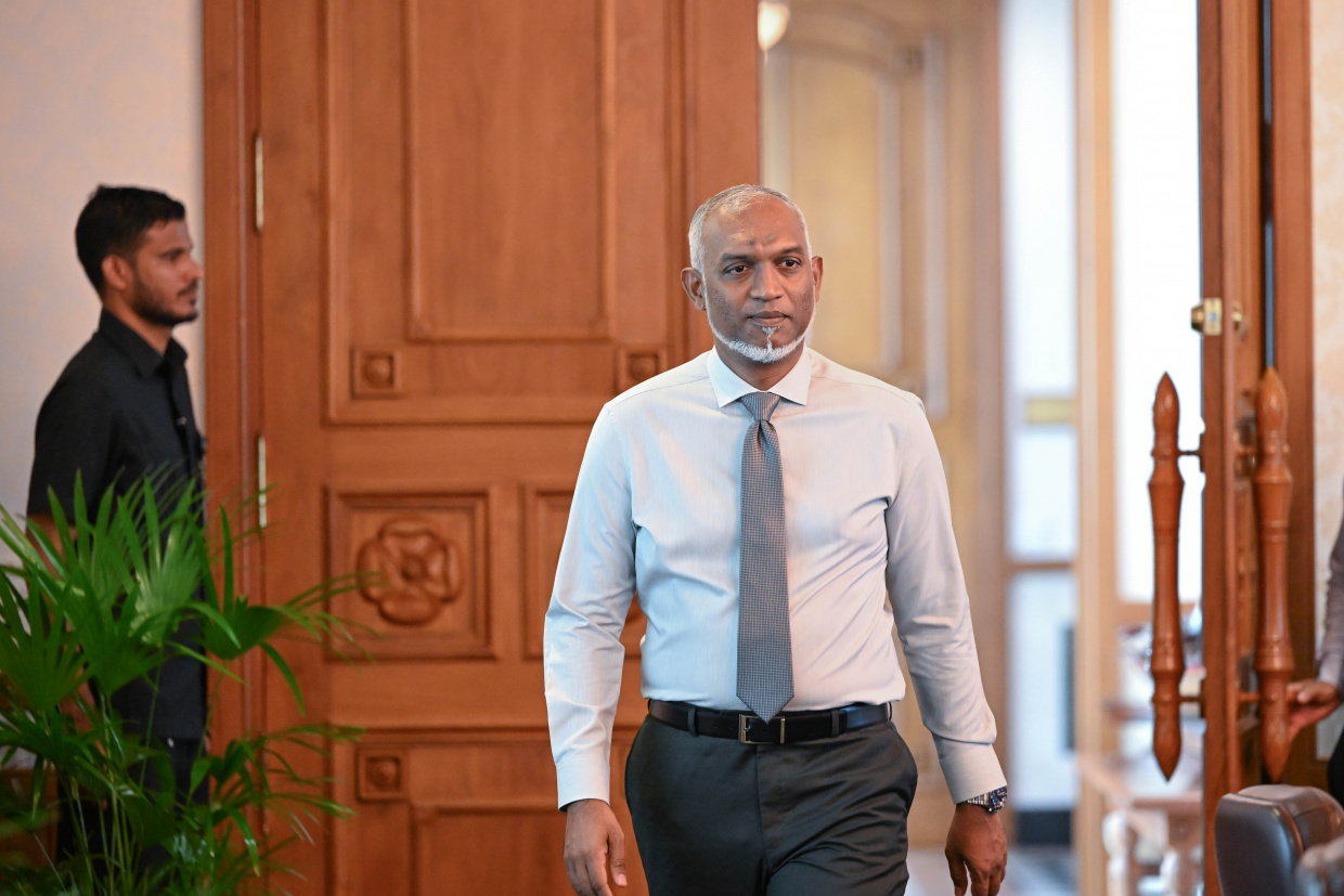 އަލާއްދީންގެ ބައްތި އުނގުޅީމާ ޖިންނި ނުކުމެ ޕްލޭނެއްތޯ ބޭނުމީ އެހީމަވެސް، ތި އެދުނީ "ކުރީ ސަރުކާރަށް" އެއްޗެހި ގޮވޭނެ ގޮތެއް ހަދައިދޭންތޯ؟