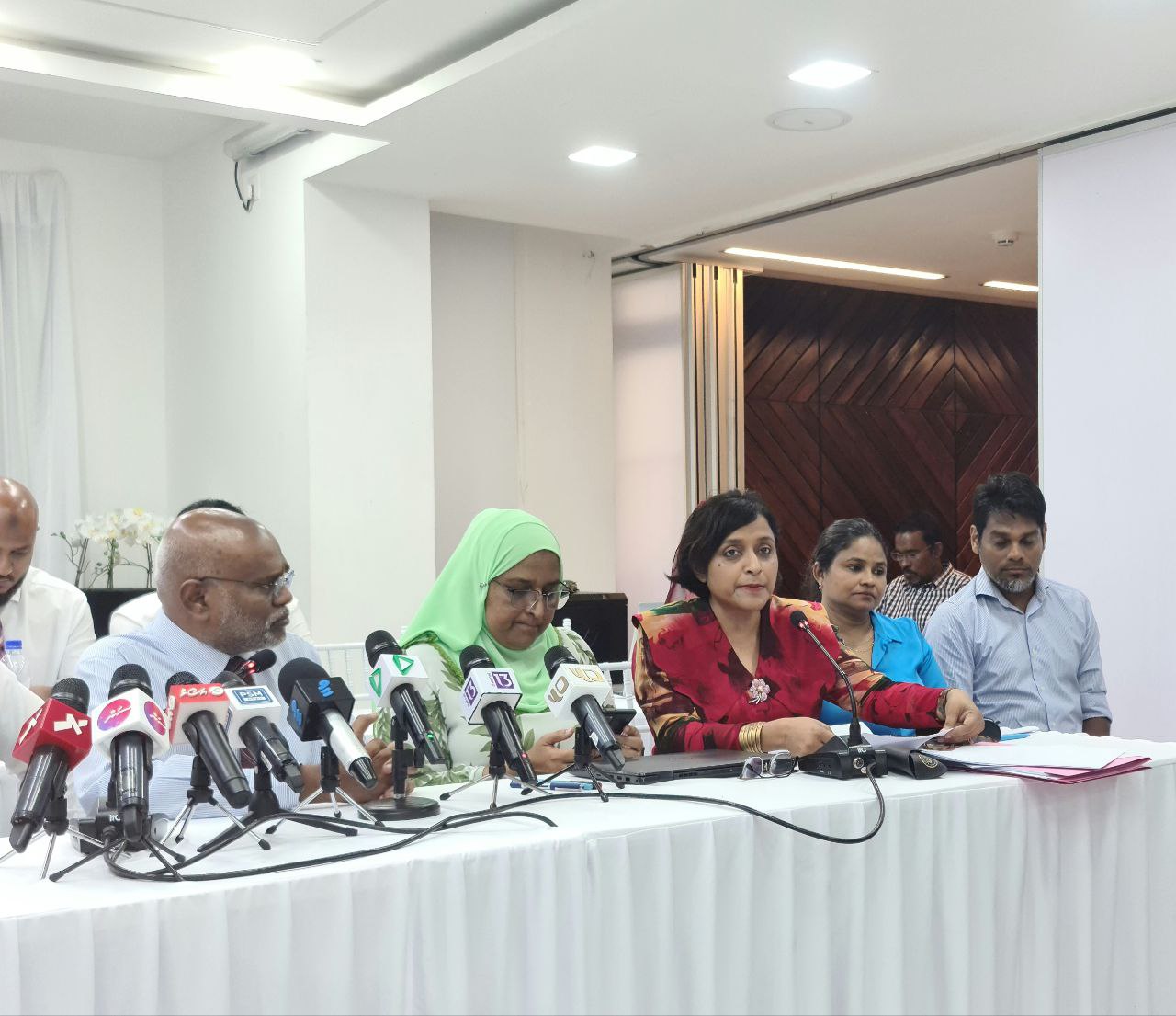 ޗާގޮސް މައްސަލައިގައި ސުވާލު ކުރުމުން އާޒިމާއާއި ޑރ. މުނައްވަރަށް ހަޖަމެއް ނުވި