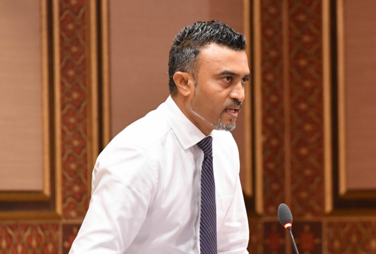 ސާވިސް ޗާޖު ޑޮލަރުން ދޭންޖެހޭ، ރުފިޔާއަށް ބަދަލުކުރުމަކީ ގަބޫލުކުރެވޭނެ ކަމެއް ނޫން: ނާޒިލް