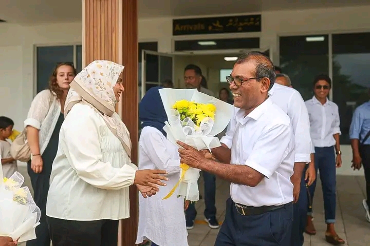 ބޮޑު ބަދަލު ކެމްޕޭނަށް ރައީސް ނަޝީދާއި ފައްޔާޒު ފުވައްމުލަކަށް: ހޫނު މަރުހަބާއެއް ކިޔައިފި