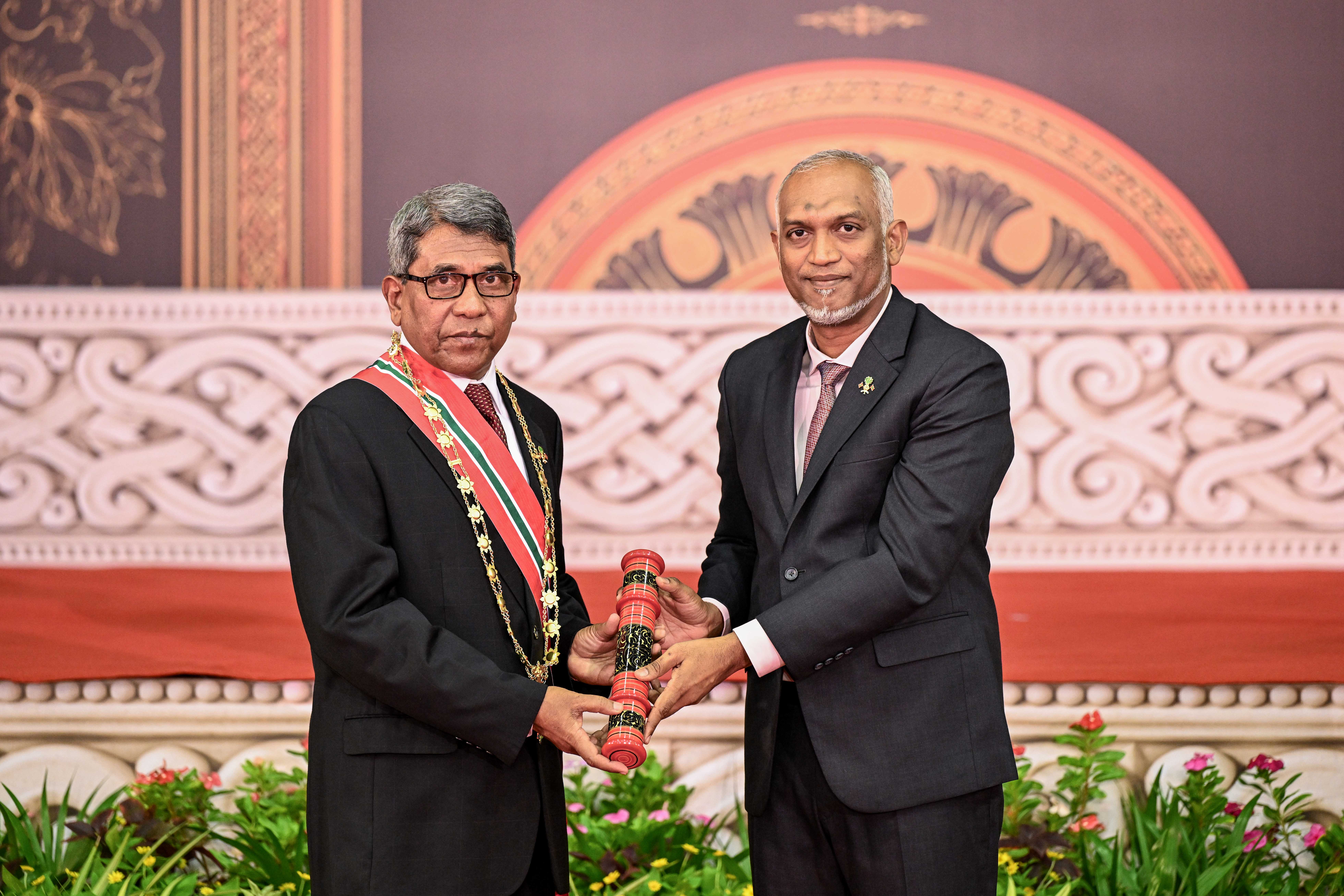 ނިޝާން ޢިއްޒުއްދީނުގެ ޢިއްޒަތުގެ ވެރިކަން، ޑޮކްޓަރ މުޙައްމަދު ލަޠީފަށް އަރުވައިފި