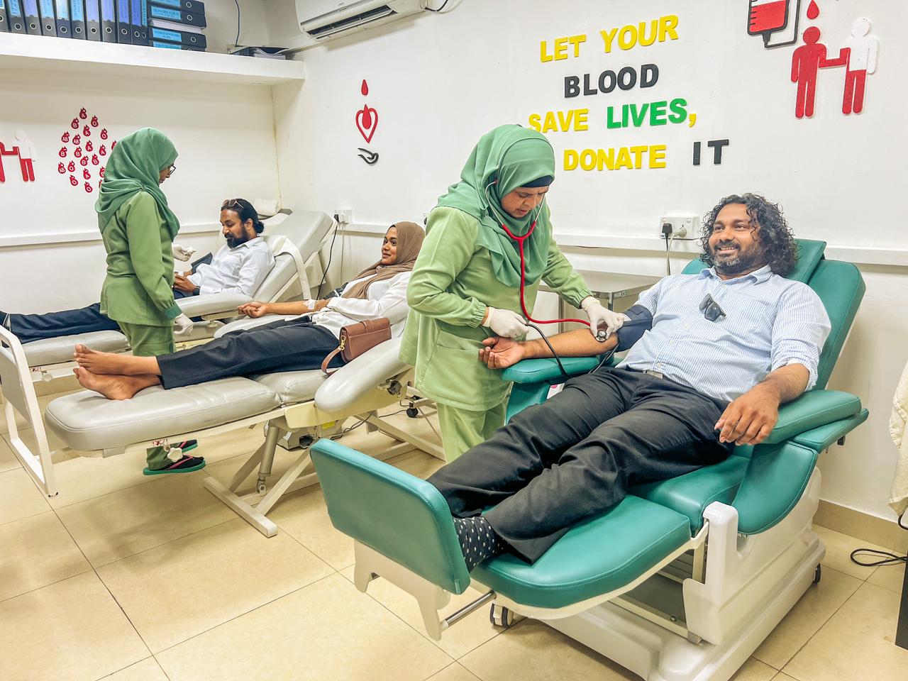 ފުރިޖަކުން ބަދަލުކުރި ލޭ ޕެކެޓްތަކެއް ޓެސްޓު ނުކޮށް ތިން މީހަކަށް އެޅި މައްސަލައިގައި މުވައްޒަފަކު ސަސްޕެންޑްކޮށްފި