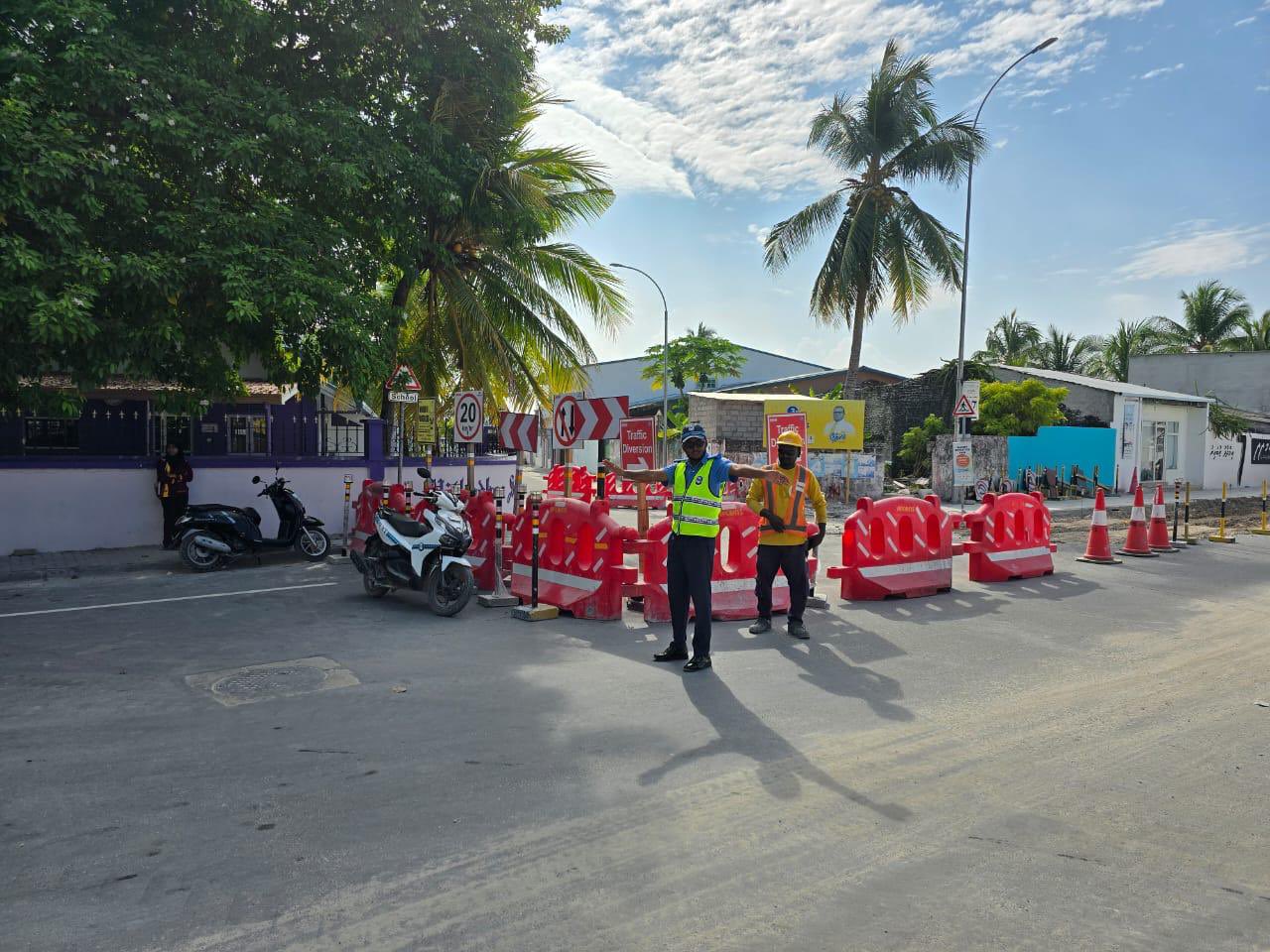 ތޮއްޑޫގައި ކުރަމުންދިޔަ މުޒާހަރާއެއް ހޫނުވެ ފުލުހަކަށް އަނިޔާވެއްޖެ