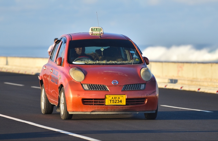 ޓެކްސީ ޑްރައިވަރަކު ކުޑަ ކުއްޖަކަށް ޖިންސީ ގޯނާ ކުރި މައްސަލައެއް ބަލަން ފަށައިފި