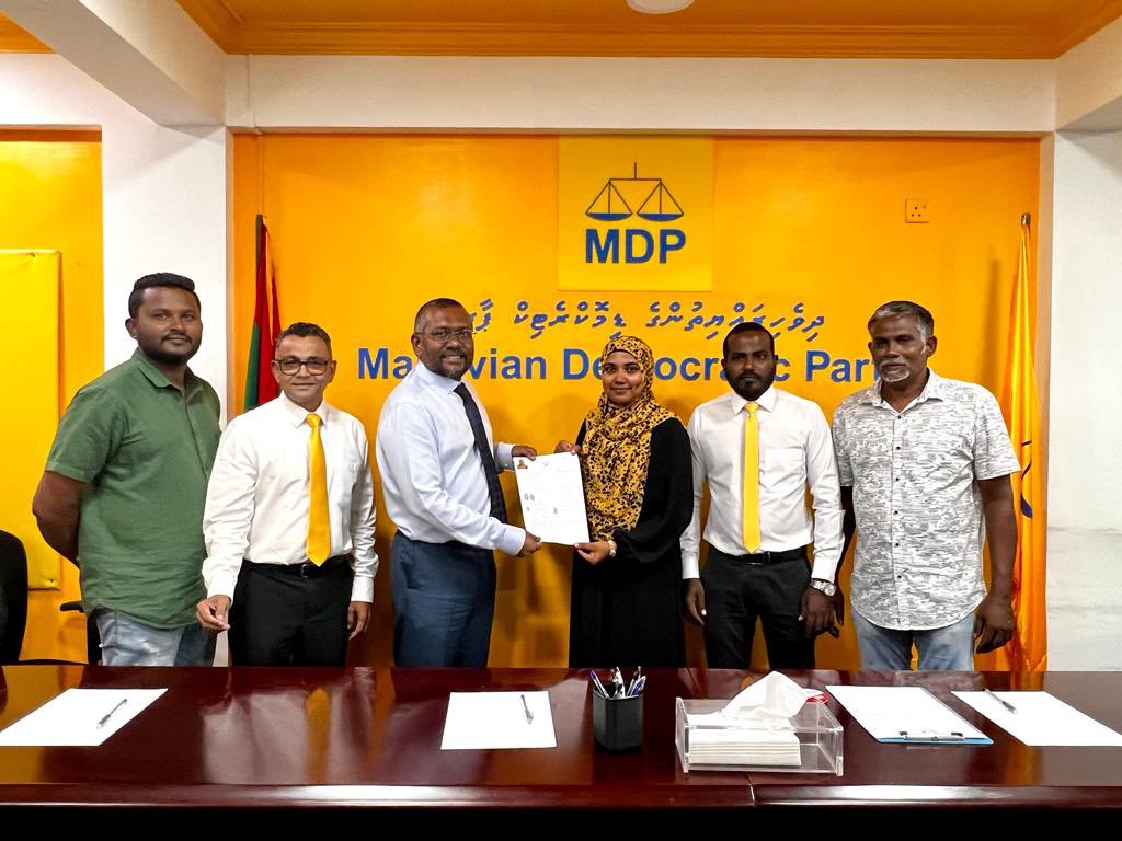 ކާށިދޫ ކައުންސިލަރ ފާތިމަތު ނަޝާ އެމްޑީޕީއަށް ސޮއިކުރައްވައިފި