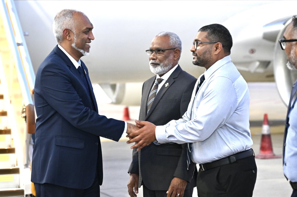 ޢުމްރާ ދަތުރުފުޅަށްފަހު ރައީސުލްޖުމްހޫރިއްޔާގެ ދެކަނބަލުން މާލެ ވަޑައިގެންފި