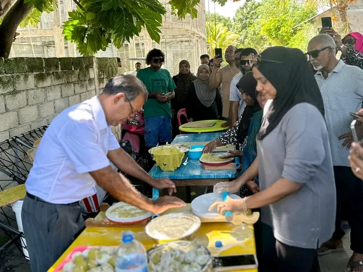ރައީސް ނަޝީދު ކަމަދޫއަށް ވަޑައިގެން ރޮށި ދަމާ ގޮތް ތަޖުރިބާ ކުރައްވައިފި