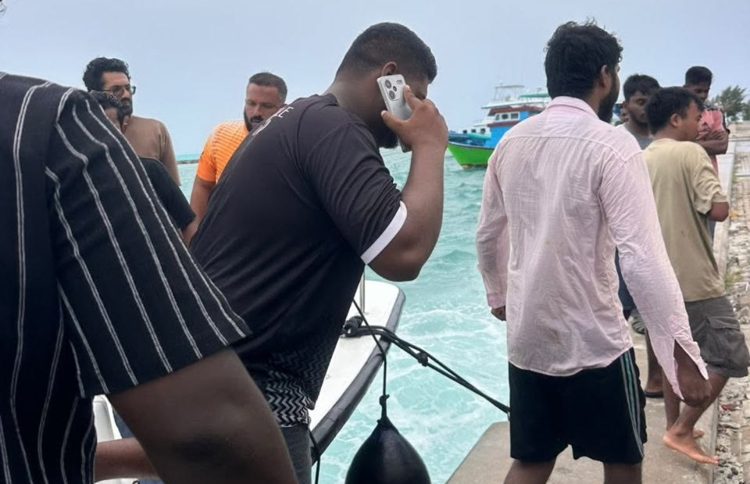 ކޮޅުވެއްޓި ބަންޑުން ޖަހާލައި ގެއްލުނު ދެ މީހުން އަދިވެސް ނުފެނޭ!