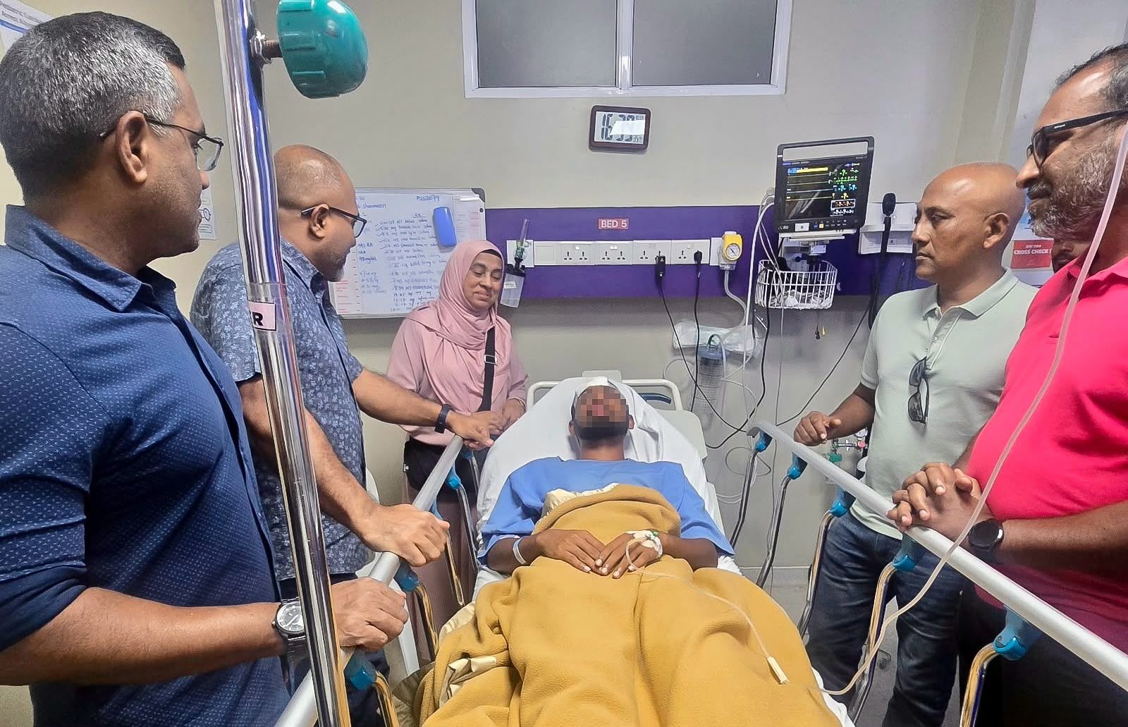 ޑިއުޓީގައި ހުއްޓާ ސައިކަލަކުން ޖެހި އަނިޔާވި ފުލުސް އޮފިސަރަށް މިނިސްޓަރު އިހްސާން ޒިޔާރަތްކުރައްވައިފި