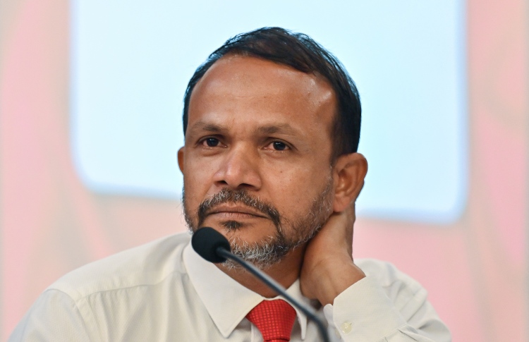 ކޯޓުގެ ހުރުމަތް ކެނޑިކަމަށް ބުނެ ދެ ނޫސްވެރިން ޖަަލަށްލީ ޤާނޫނާއި ޚިލާފަށް: ޢަލީ ހުސެއިން