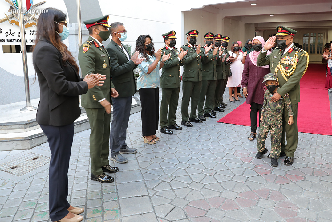 ޒަކަރިއްޔާ މަންޞޫރު، ސިފައިންގެ ޚިދުމަތުން ރިޓަޔަރ ކުރައްވައިފި