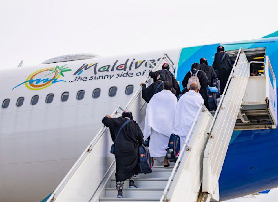 މޯލްޑިވިއަން ފްލައިޓަކަށް މައްސަލަ ޖެހި ދިވެހި އުމްރާވެރިން ނުފުރި ތާށިވެއްޖެ