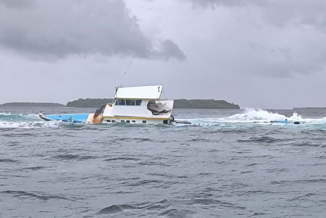 ކުނި އުފުލަނިކޮށް ފަރަށް އެރި ދޯނީގައި ތިބި ތިން މީހުން ސަލާމަތް ކޮށްފި