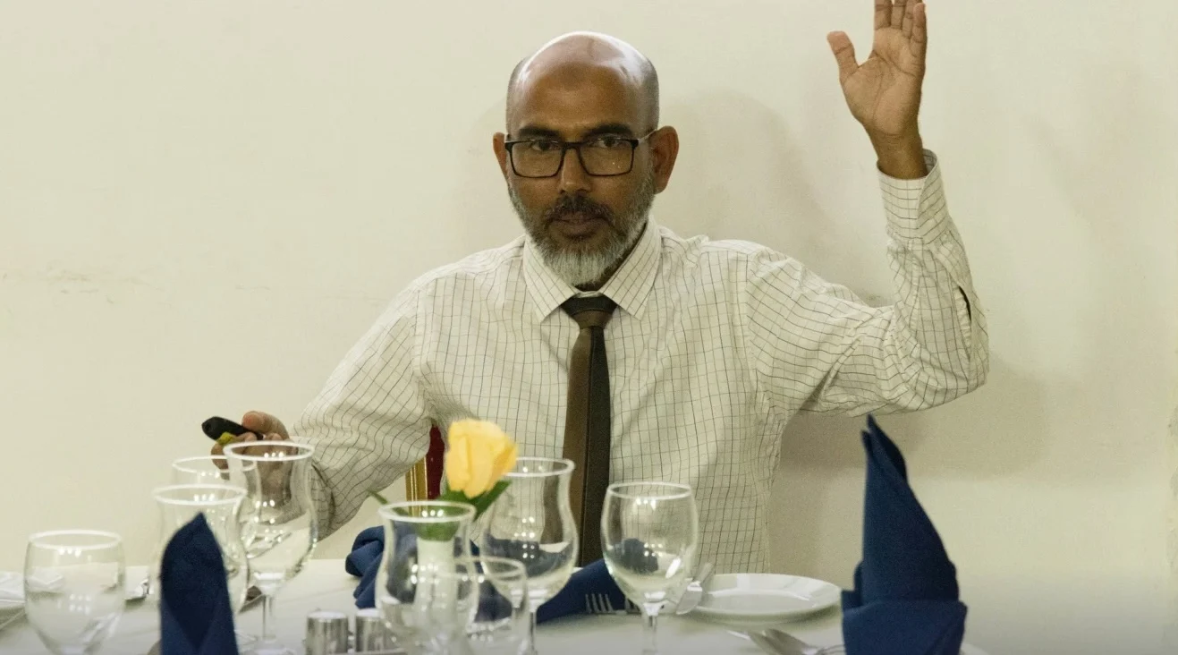 އެކްސިޑެންޓްގައި އަނިޔާވި ހާފިޒަށް އެހީތެރިވެދިން މީހުން ހޯދަނީ