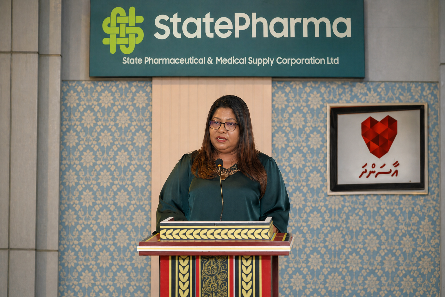 މިނިސްޓަރު ގީލާއެވެ. ޑޮކްޓަރުންނަކީ ސަރުކާރު ފާމަސީގެ ސްޓޮކް މެނޭޖުކުރާ ކްލާކުންނެއް ނޫނެވެ.