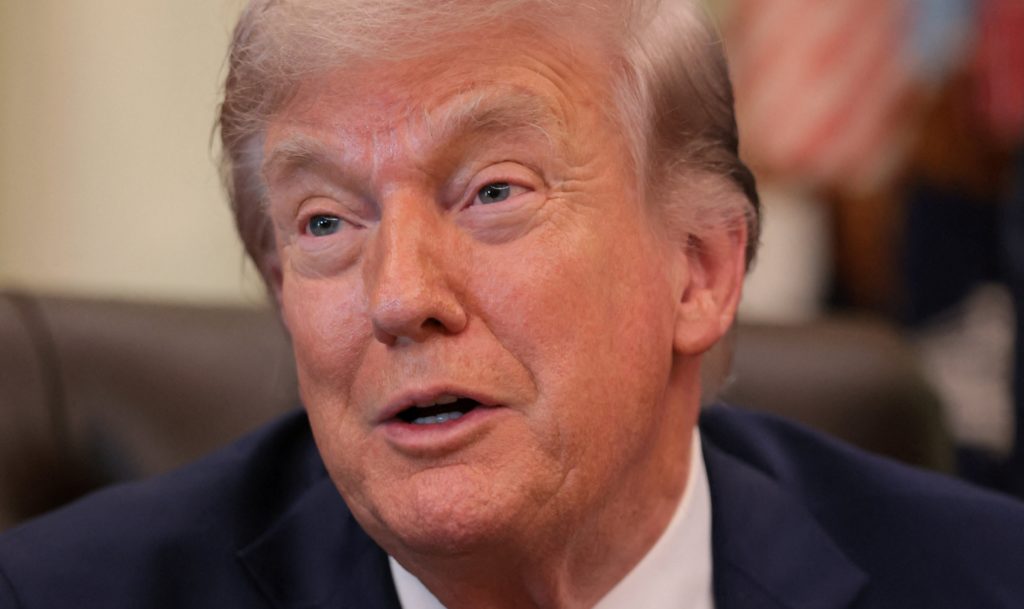 ޓްރަމްޕް ބައިވެރިވެލެއްވި ހަފްލާއަކަށް ދިން ބަޑީގެ ހަމަލާތަކުން ޓްރަމްޕްއަށް ރައްކާތެރިކަން ދީފި