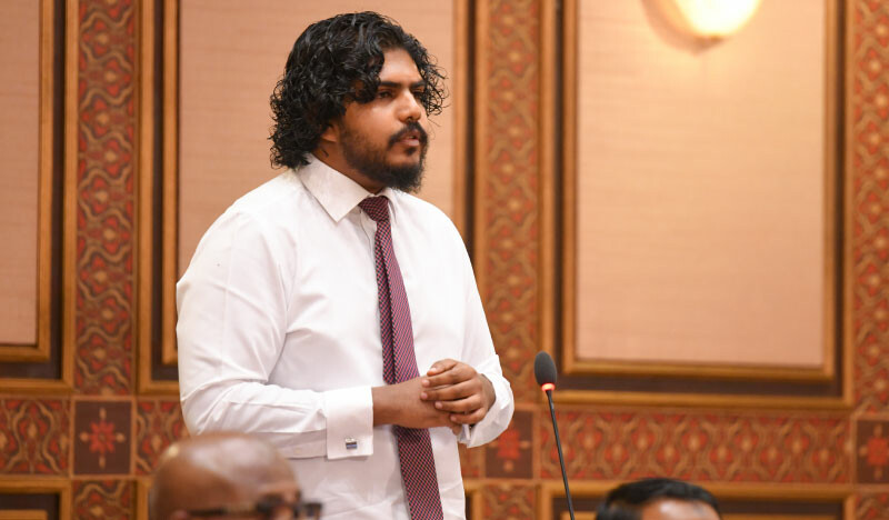 މަޖިލީހުގެ ޖަލްސާއެއްގައި މެމްބަރު އަޒާން-