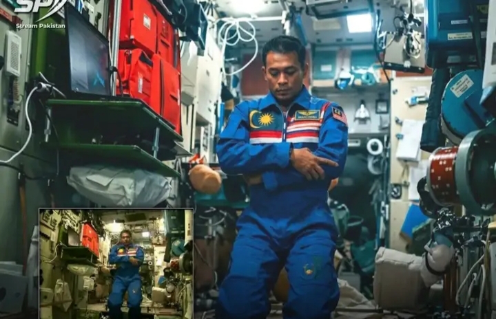 ޖައްވުގައި ރަމަޟާން މަހުގެ އަޅުކަން ފުރިހަމަކުރެއްވި ފުރަތަމަ މުސްލިމް އެސްޓްރޮނޯޓްގެ ތާރީޚީ ދަތުރު