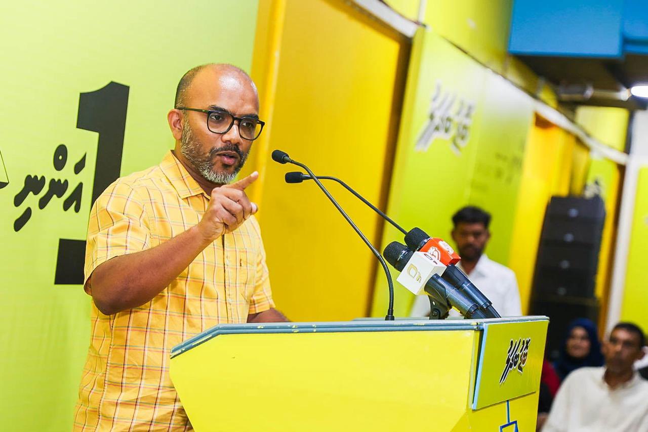 ސަރުކާރު ބޮޑުތަނުން ފެއިލްވެއްޖެ، ރައީސް މުޢިއްޒަކީ ރައްޔިތުން އެންމެ އަވަހަށް ފޫހިވި ރައީސް: އަމީރު