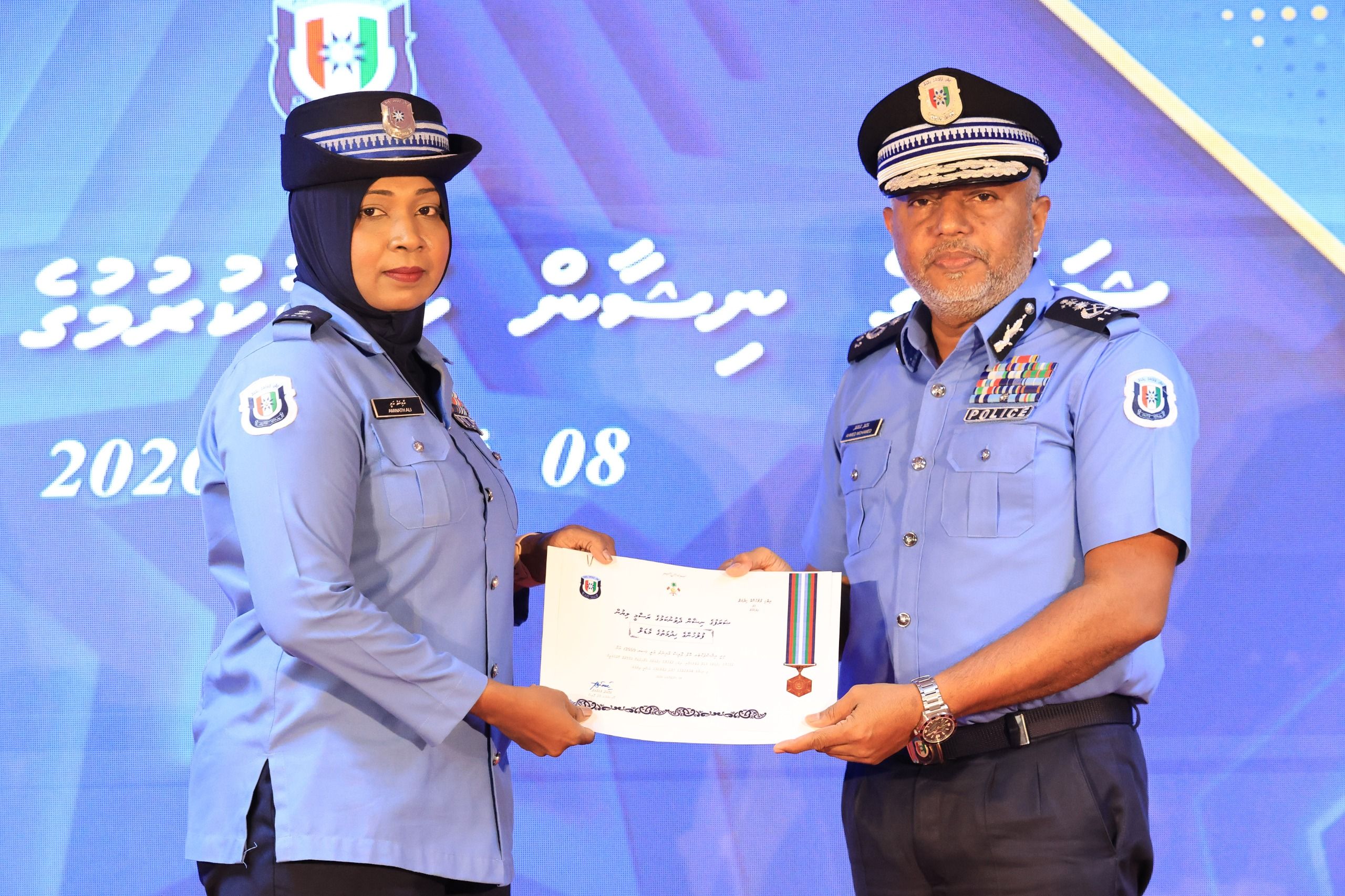 މާލެ އޭރިއާގައި މަސައްކަތްކުރާ ފުލުހުންނަށް ކުލައާއި މެޑަލް ހަވާލުކޮށްފި