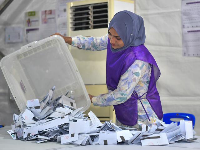 ލޯކަލް ކައުންސިލް އިންތިހާބުގައި ވޯޓު ފޮއްޓެއް ގުނުމުގެ މަސައްކަތް ކުރަނީ