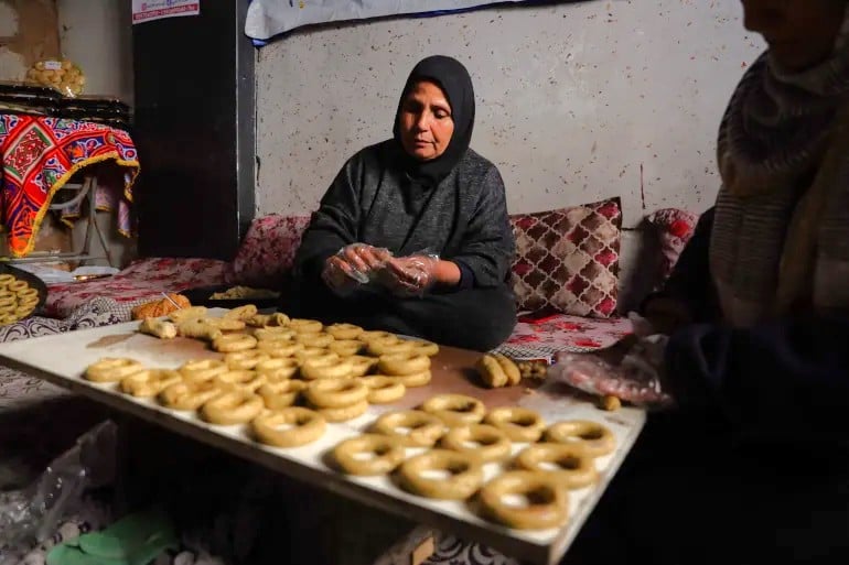 ޣައްޒާގެ ހަލާކުވެފައިވާ އިމާރާތެއްގެ ތެރޭގައި އަންހެނަކު އީދުގެ އާދަކާދަތައް ދަމަހައްޓަނީ