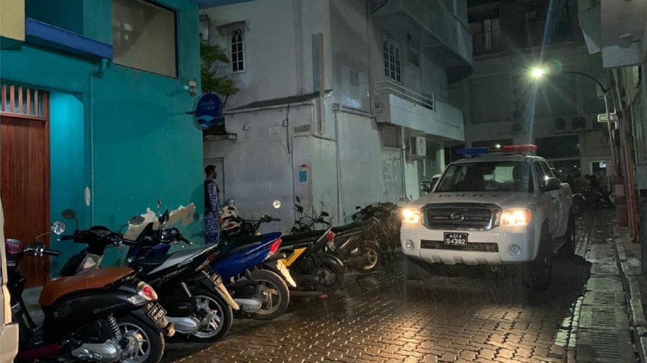 ދުއްވާފައިދިޔަ ކާރެއް ހުއްޓުވައި ކުޑަކުއްޖަކަށް ޙަމަލާދީފި