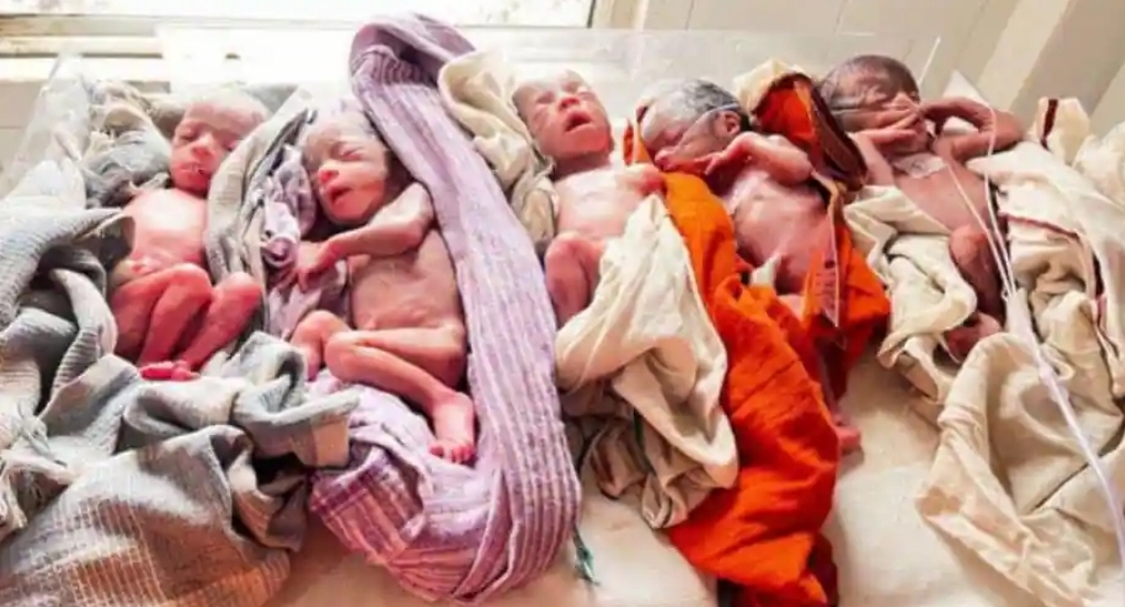 އިންޑިއާ އަންހެނަކު އެއްފަހަރާ ފަސްކުދިން ވިހައިފި