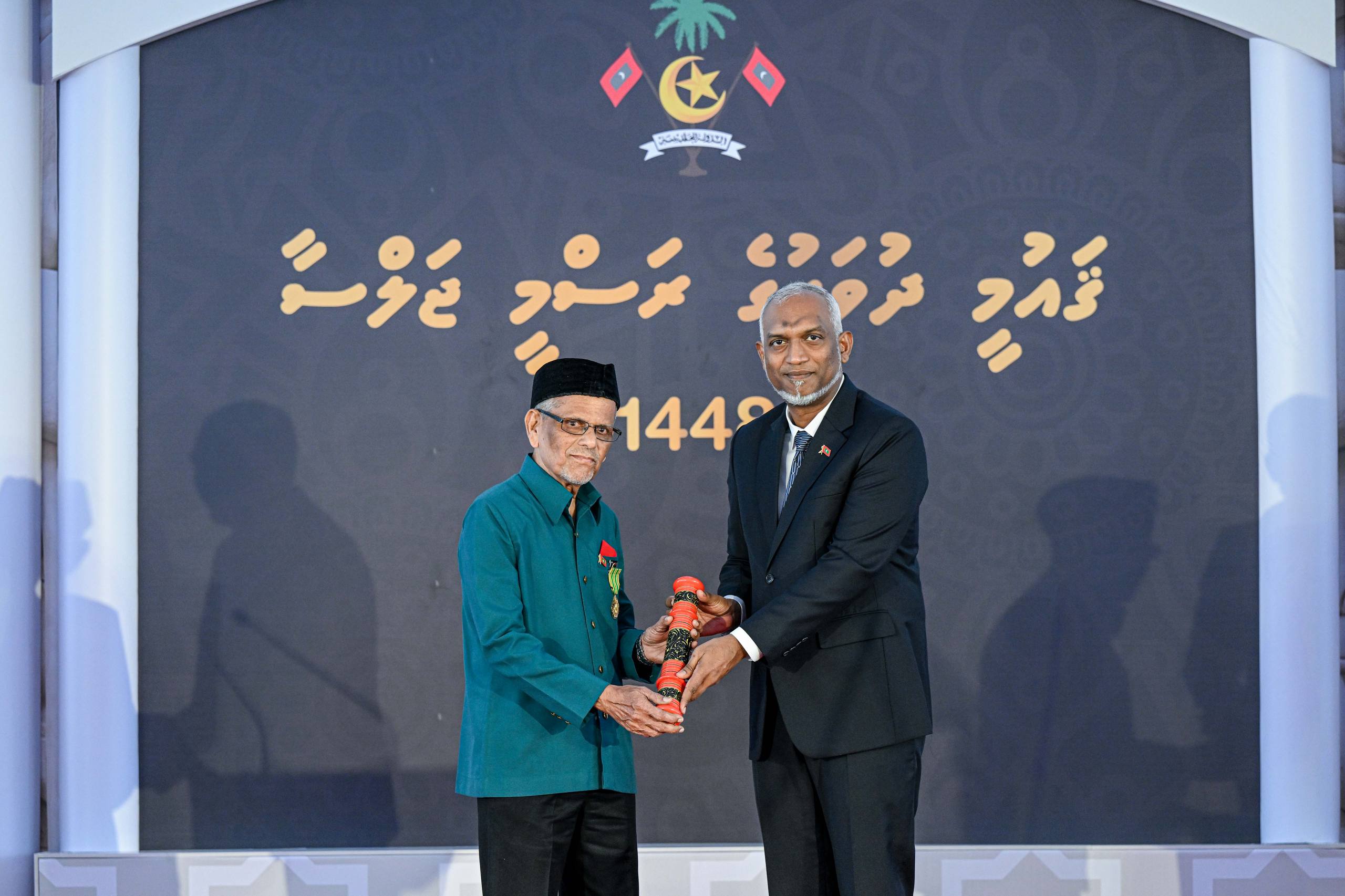 އަލްއުސްތާޛު ކަށިމާ އަޙްމަދު ޝާކިރަށް ނިޝާން ދިޔަމިގިލީ ޝަރަފުގެ ޢިއްޒަތް އަރުވައިފި