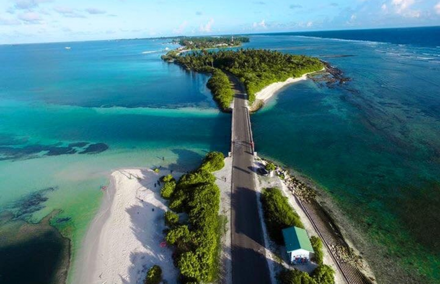 އައްޑޫ ސިޓީގެ ދެކުނުން ގާތާގަނޑަކަށް 833 ކިލޯމީޓަރު ދުރަށް ބިންހެލުމެއް