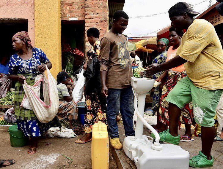 ރްވާންޑާ ރައްޔިތުން ގޭގައި އުޅޭއިރުވެސް މާސްކު އަޅައިގެން އުޅުމަށް ލަފާދީފި