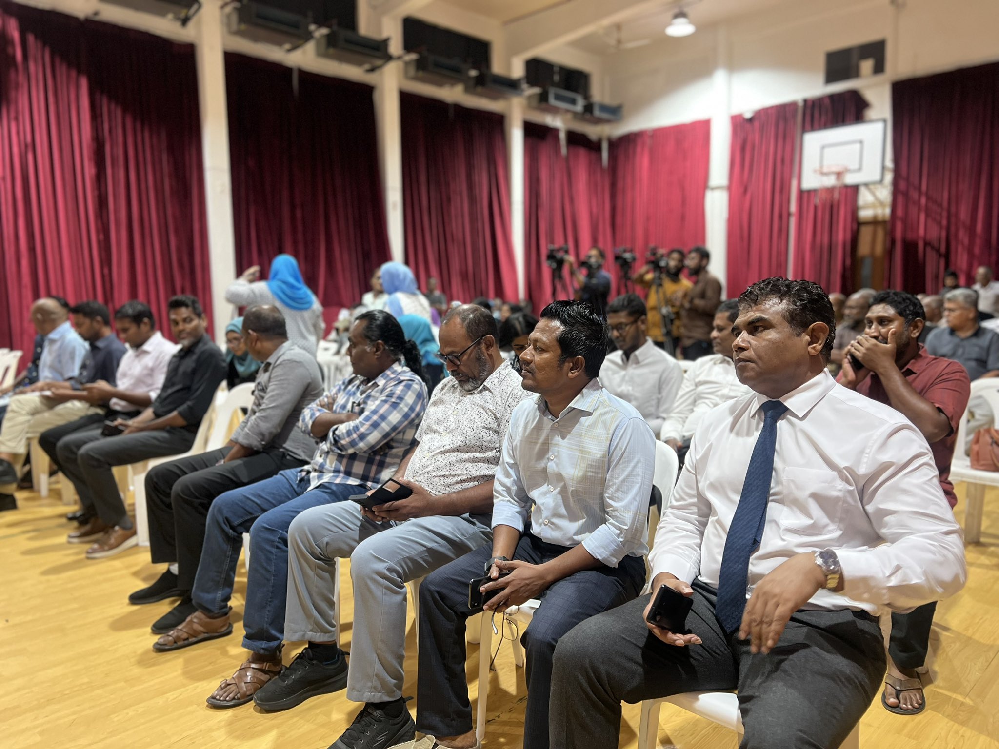 ޑިމޮކްރެޓްސްއިން އެމްޑީޕީއަށް ހުށައެޅީ ނިޒާމީ ވޯޓު ނަގަން; ޕީޕީއެމަށް ސަރުކާރުގެ ހިއްސާ ދިނުން!