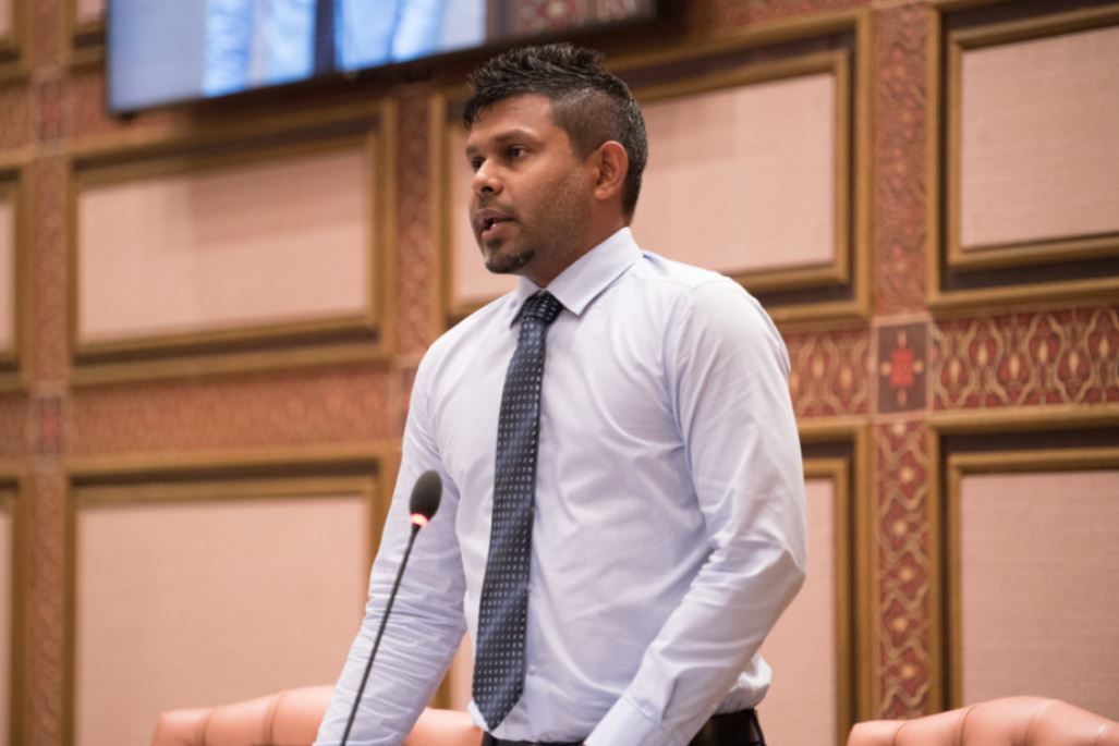 ސަރުކާރަށް ބުރައަކަށްވަނީ ރައްޔިތުންނަށް އެއްޗެއް ދޭންވީމަ: ސެންބެ