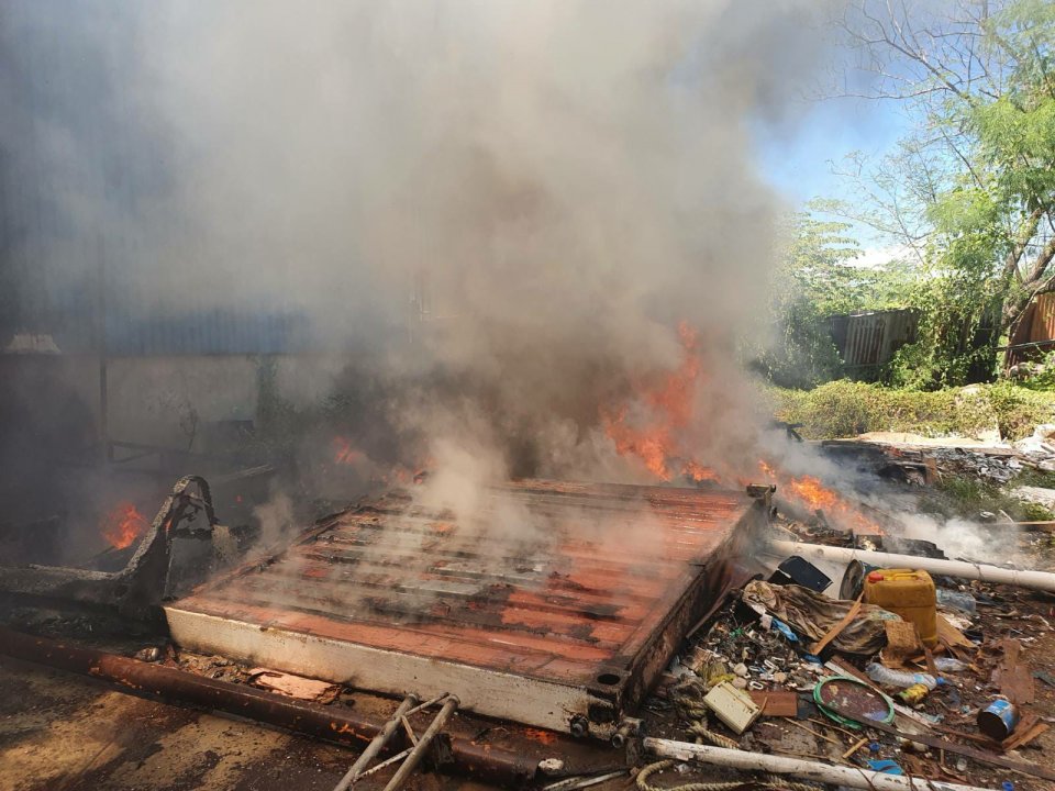 ތިލަފުށީގައި ހުންނަ "ޓިމްބަރ ހައުސް" ގުދަނުގައި އަލިފާން ރޯވެއްޖެ