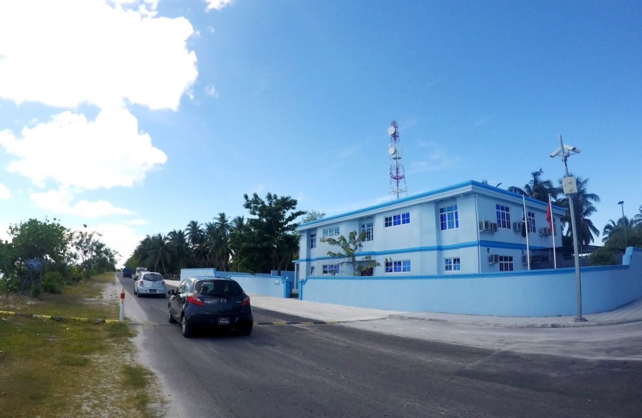 އައްޑޫގައި ތޫނު އެއްޗަކުން ހަމަލާދީ މީހަކު ޒަހަމް ކޮށްލައިފި