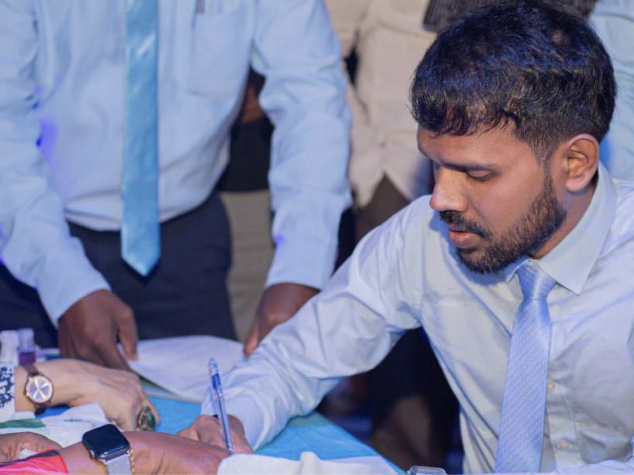 ސިޔާސީގޮތުން އެކުގައި މަސައްކަތް ކުރެވޭނެކަމަށް ނުފެންނަކަމަށް ބުނެ ލޫކަސް ޑިމޮކްރެޓްސްއާއި ދުރަށް