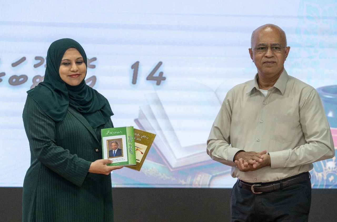 ވަޒީރު ހީނާ ވަލީދު ދިވެހި ލިޔުންތެރިންނާ ބައްދަލު ކުރަށްވައިފި