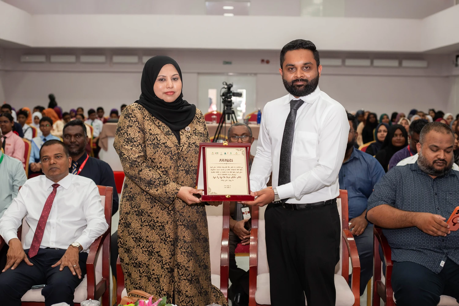 ހަރުދަނާ ޝަޚުސިއްޔަތަކަށް ވާނީ ޢިލްމާއި ހުނަރު ބޭނުންކުރާ ގޮތަކުން: ވަޒީރު ހީނާ